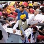 रोड शो करते दिल्ली के सीएम अरविंद केजरीवाल और पंजाब के सीएम भगवंत मान।