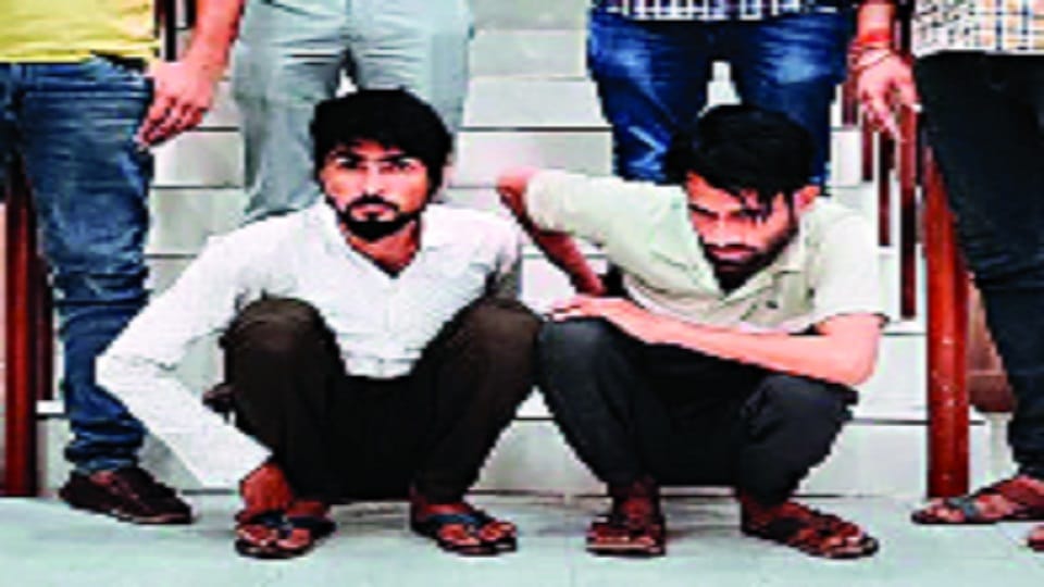 Cheating on the pretext of selling sweets at concessional rates, two fraudsters arrested