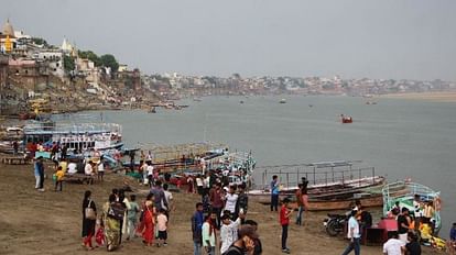 अस्सी घाट पर सुहाने मौसम का आनंद उठाते लोग (फाइल)