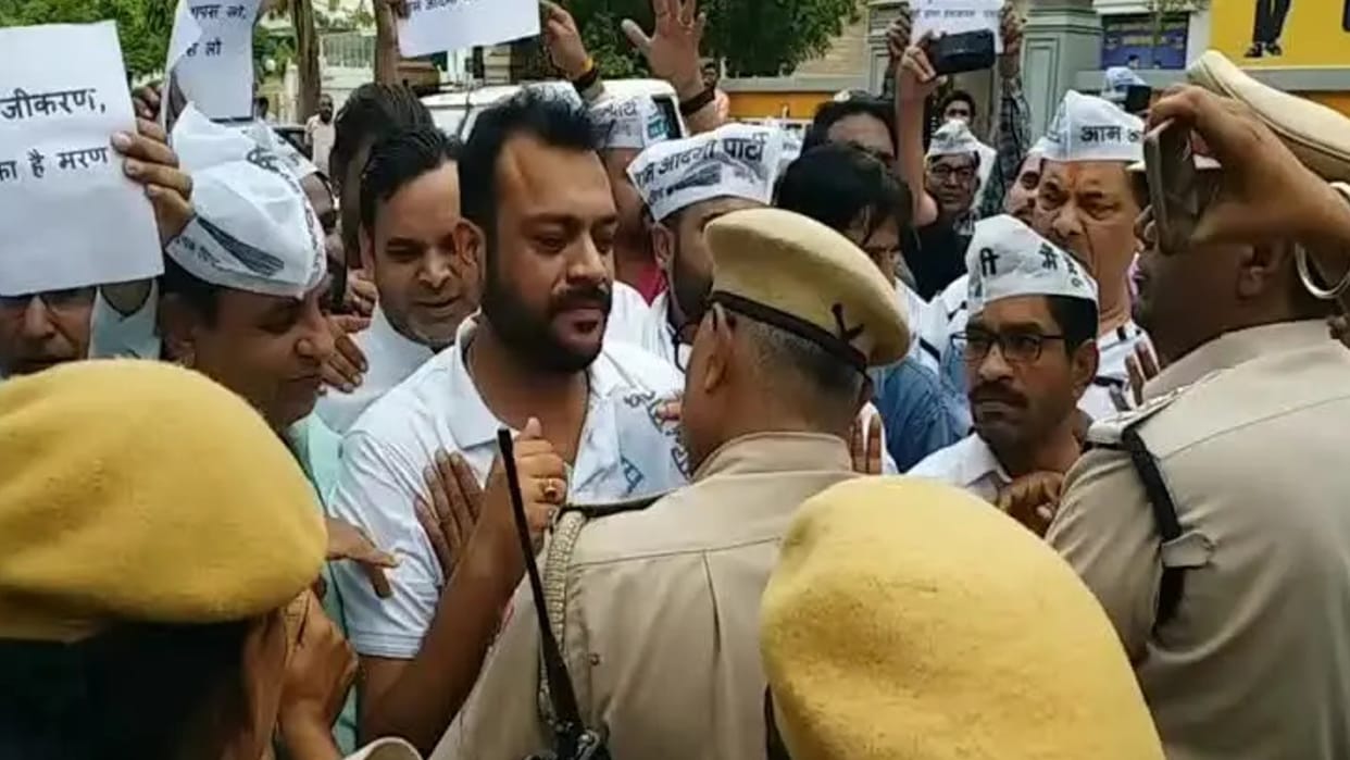 protest against Agnipath Scheme Clash between police and AAP workers outside BJP headquarters