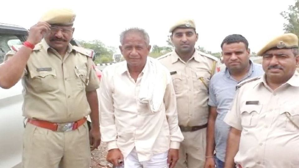 Police arrested dacoit Girdhari who was absconding for 24 years in Agra