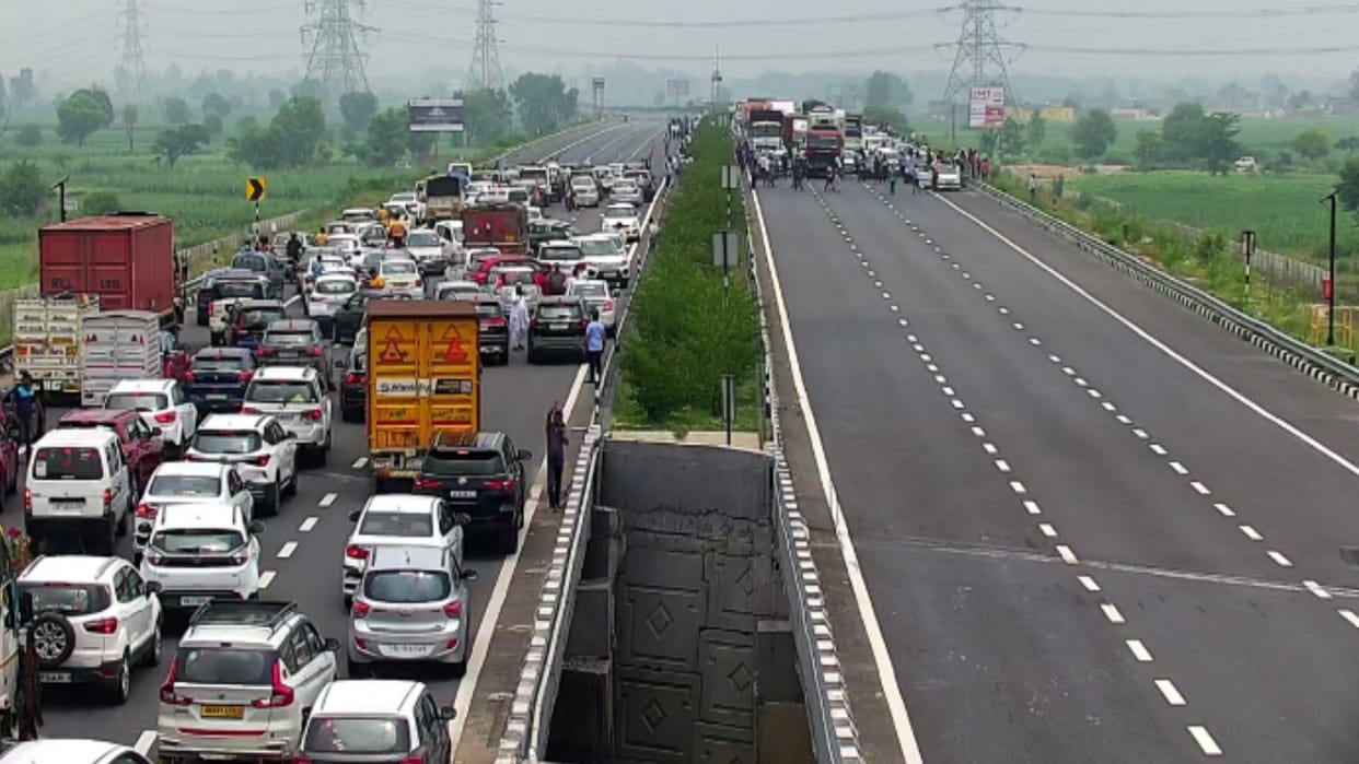 Agnipath Scheme: Youth protest on delhi-meerut expressway, jammed the highway, police force deployed