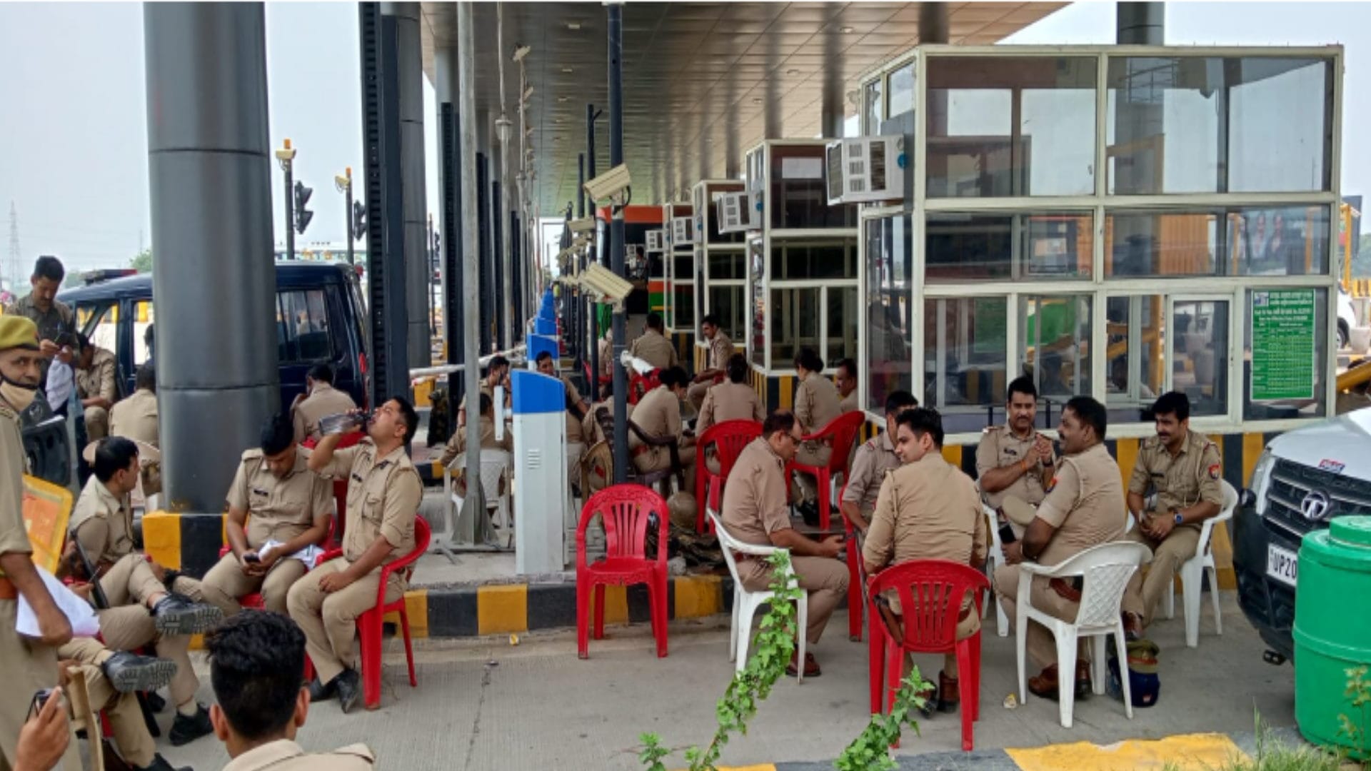 Agnipath Scheme: Youth protest on delhi-meerut expressway, jammed the highway, police force deployed