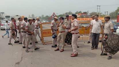 कुंडली बॉर्डर पर तैनात पुलिसकर्मी।