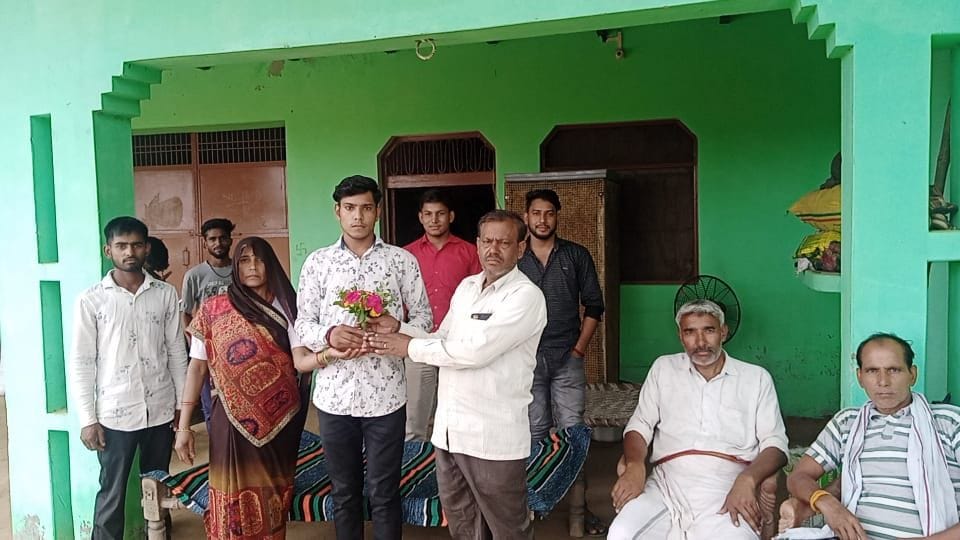 Hathras: Amar Ujala honored the toppers of the UP board exam