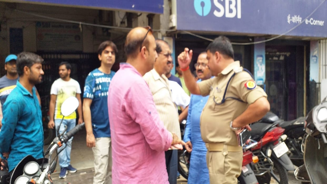9.77 lakh stolen from customer State Bank of India in Badaun