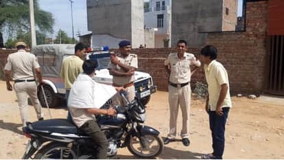 बाढ़डा में युवाओं को समझाते थाना प्रभारी चंद्रशेखर।