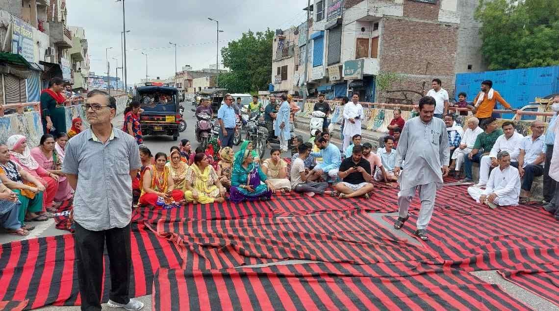 Women sitting on the road in protest against the liquor contract