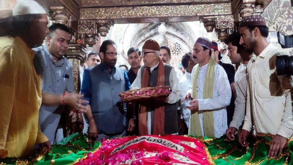 Union Minister Mukhtar Abbas Naqvi will do yoga in Panchmahal of reached Fatehpur Sikri monument
