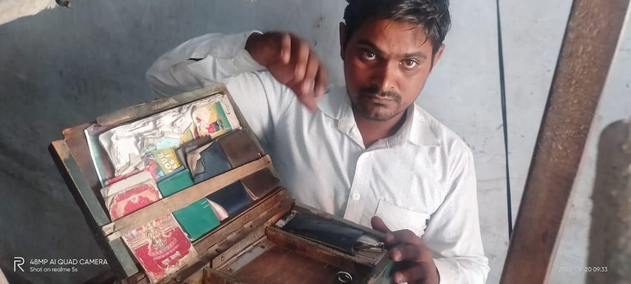 Cash and goods worth thousands of rupees stolen by breaking the lock