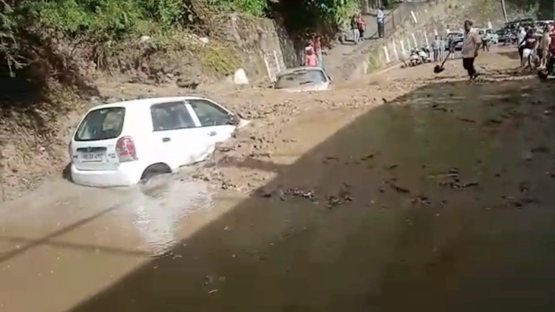 Himachal Weather Update: Cars buried in debris due to heavy rain in Chamba, damage due to hailstorm in Upper Shimla
