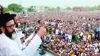 जनसभा को संबोधित करते तौकीर रजा खां