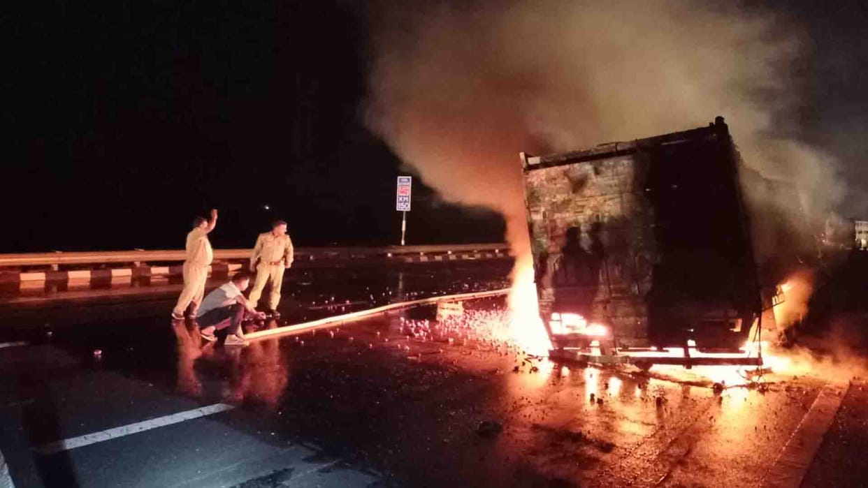 Kannauj: Fire in truck on expressway