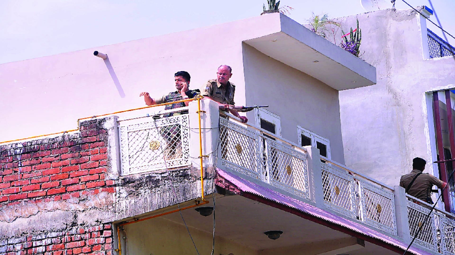 Kanpur Firing On Police Son-daughter-in-law taken hostage, 40 rounds fired at police, three policemen injured