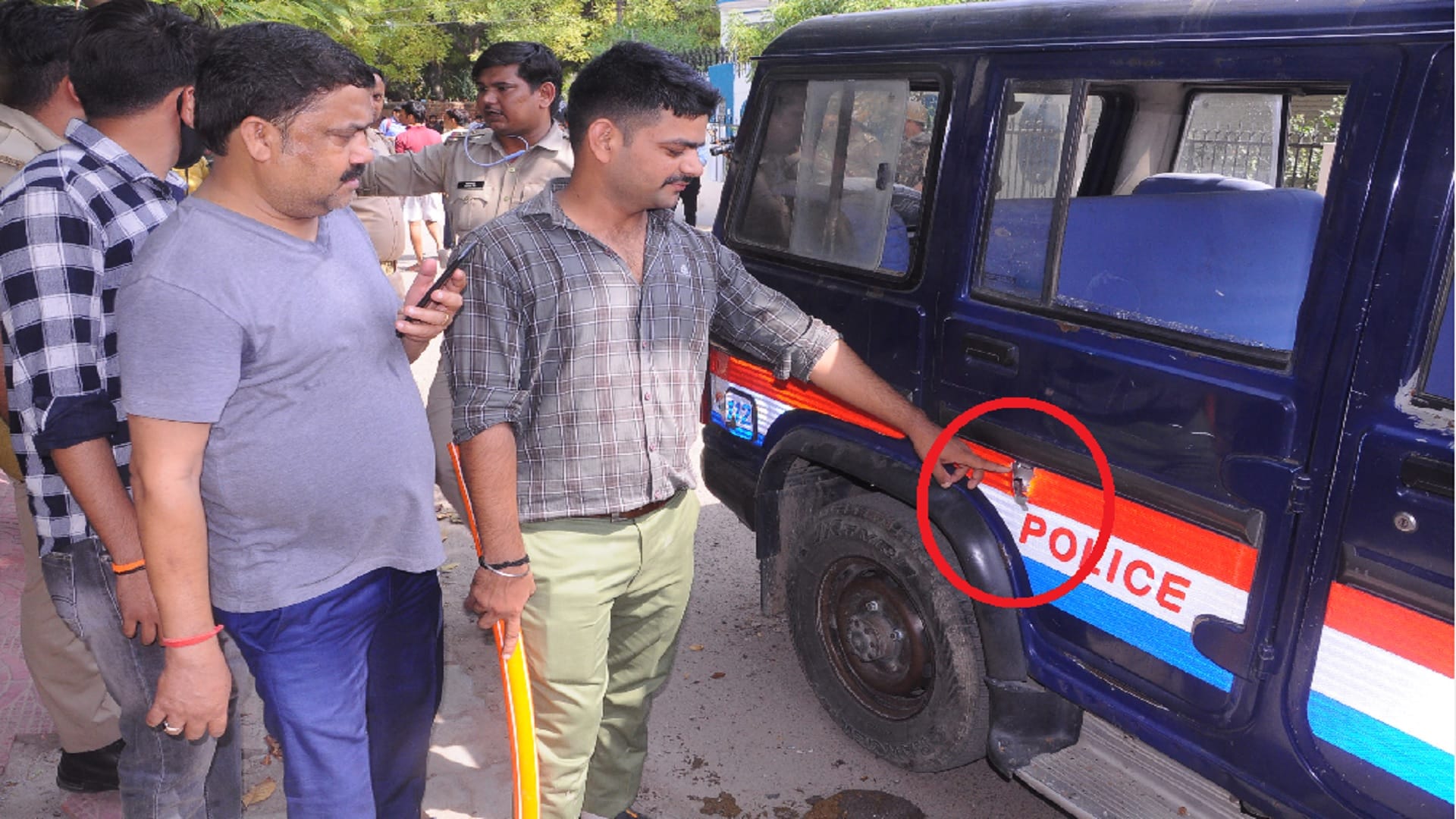Kanpur Firing On Police area resonated with flurry of bullets, neighbors in panic, wife was giving cartridges