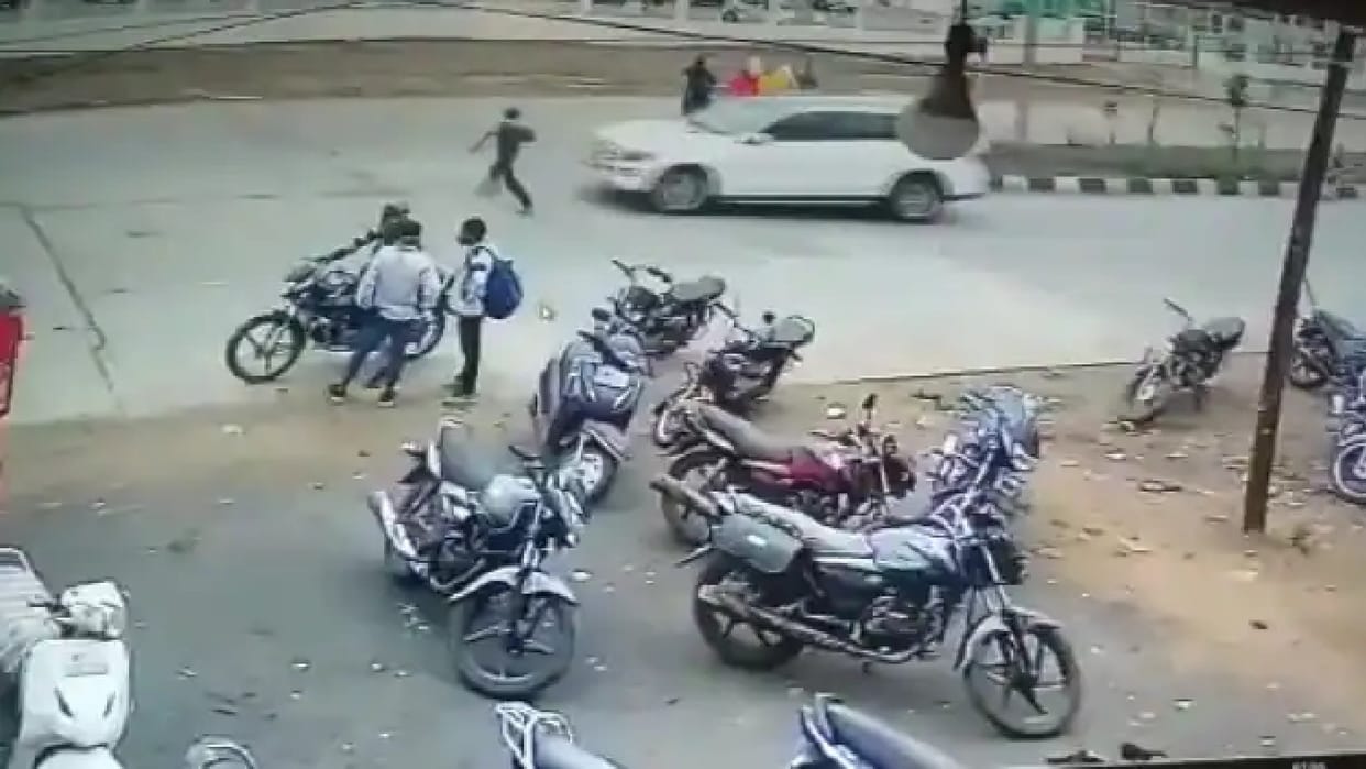 Jabalpur: Driver absconded after ramming a car on a young man in Bilhari, horrifying accident caught in CCTV