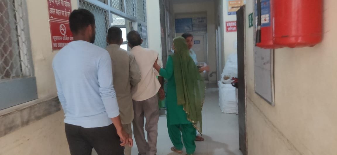 Lock in women's toilet, stretcher brokenThe attendants are bringing the patients