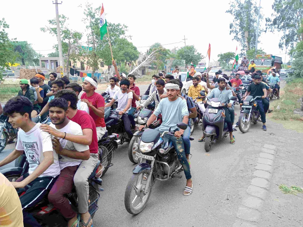 In protest against the Agneepath scheme, the youth took out a procession for 6 kilometers on bikes and cars.