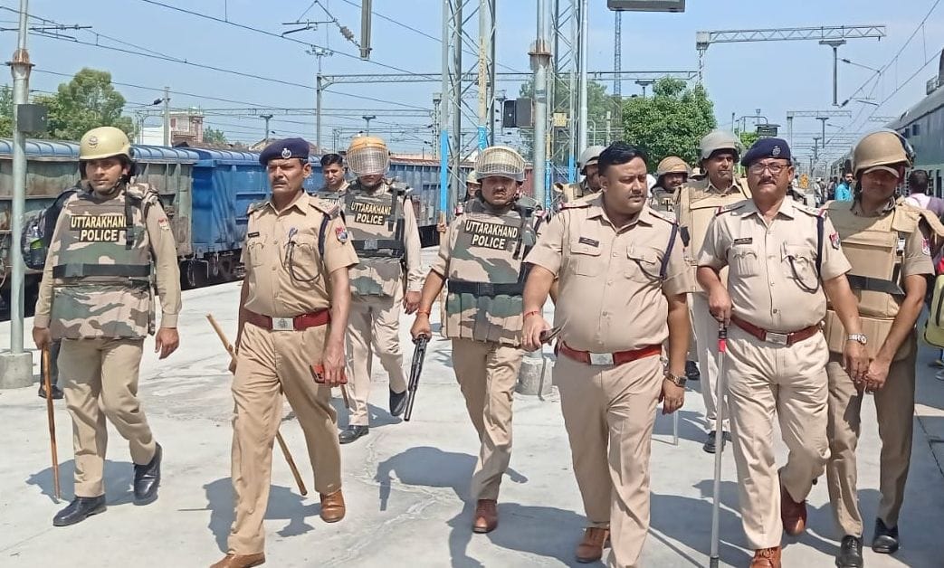 Police flag march against Agneepath