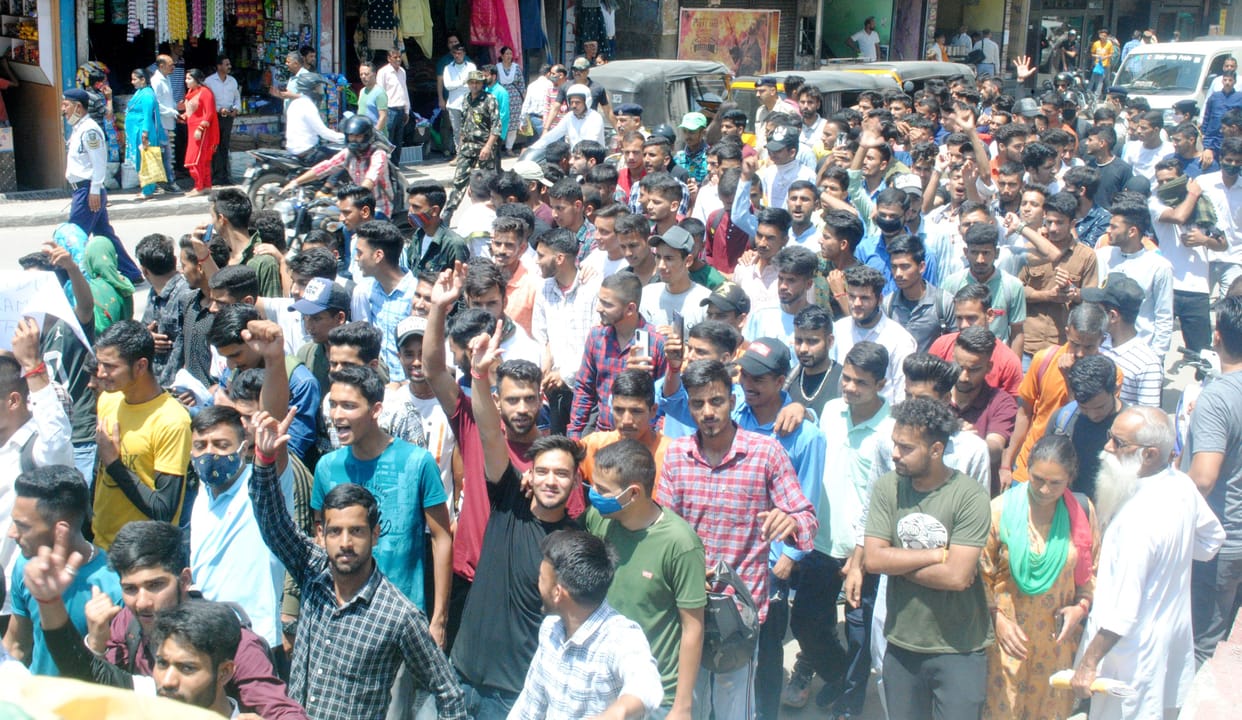 mandi news, himachal news, youth demonstration mandi for army recruitment, mandi