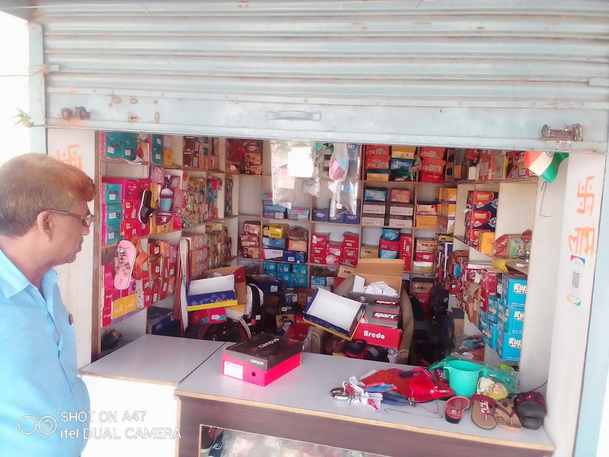 Millions stolen by breaking the locks of ten shops in a single night