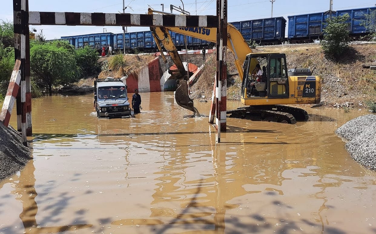 Water logging under  railway bridge increased trouble in vindhyachal mirzapur car of visitors  stuck