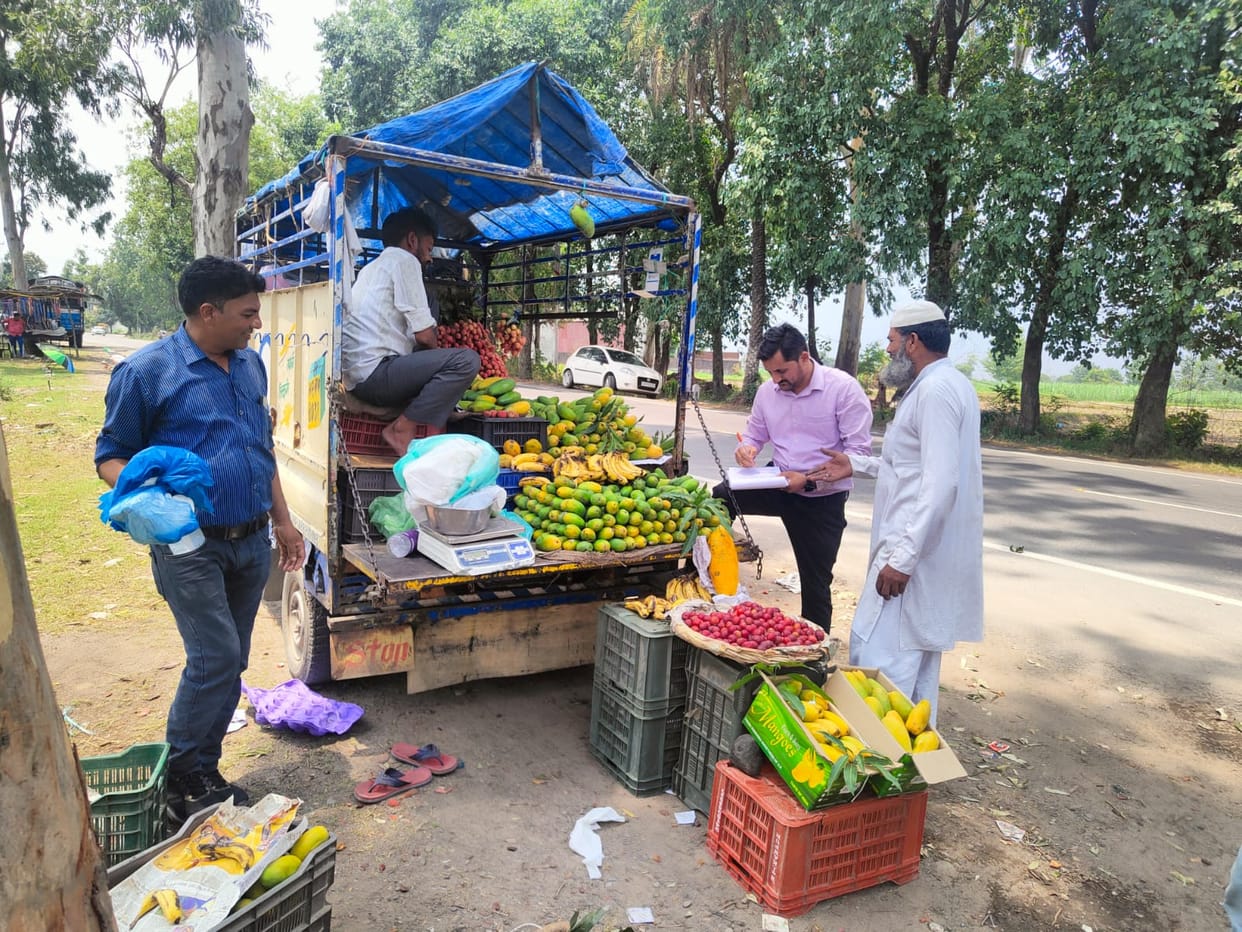 food inspector team chek 20 shops in ponta sahib and fine 3500 rupees to shopkeeper in  illegale plastic use