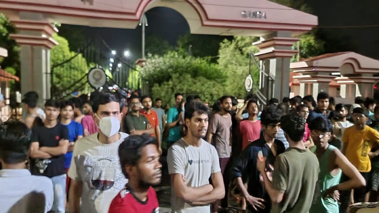 mnnit prayagraj: student injured due to lift damage, colleagues jammed, fierce ruckus