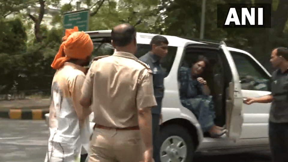 Police caught Congress worker who reached ED office in support of Rahul Gandhi, Priyanka Gandhi saved him video viral