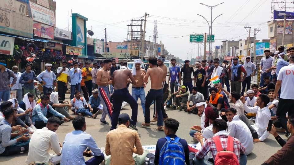 Road jam in Fatehabad against Agnipath scheme