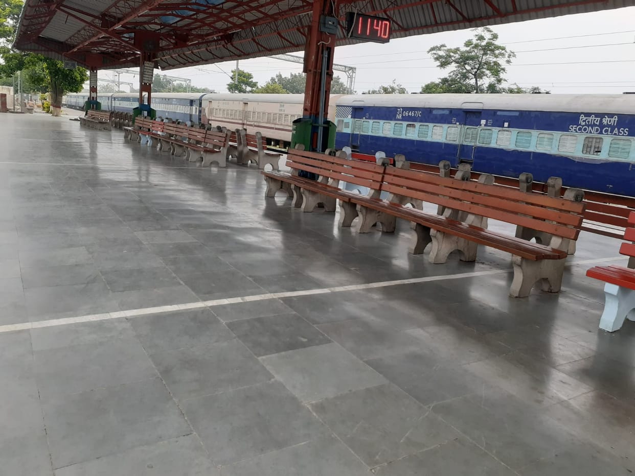 Passengers stunned by the protest against 'Agneepath', keeping distance from trains