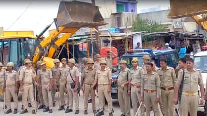 सुरक्षा व्यवस्था में तैनात पुलिसकर्मी