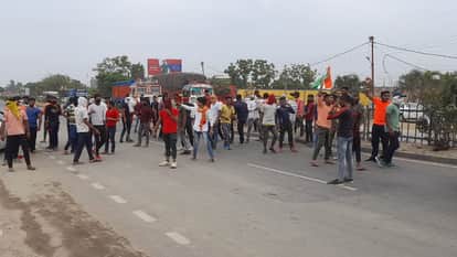 सड़क जाम कर अग्निपथ योजना का विरोध करते युवा