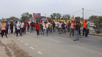 सड़क जाम कर अग्निपथ योजना का विरोध करते युवा