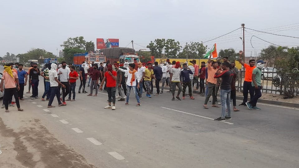 Agnipath Protest: Youth jammed the highway in Sant Kabirnagar case filed against 50-60 people