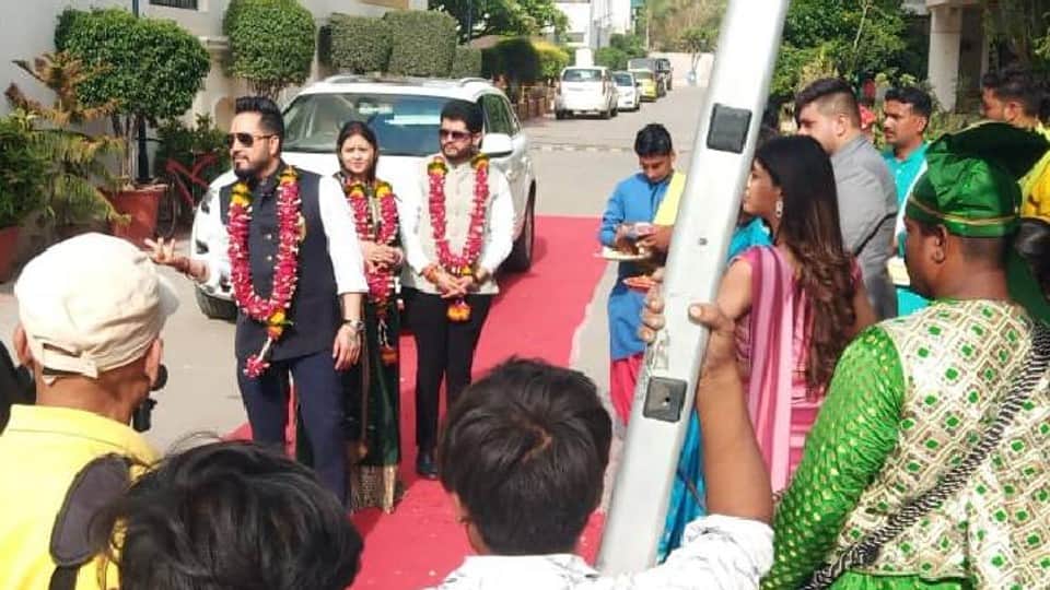 MP News: Mika Singh arrives in Indore to find a bride, meets girls for his show Swayamvar Mika: The Vote