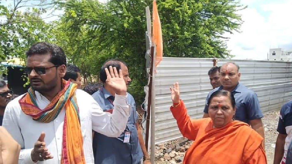 Liquor Ban in MP: Uma Bharti removed the saffron flag at the liquor shop, reached the Jam Sanwali Hanuman temple in Chhindwara