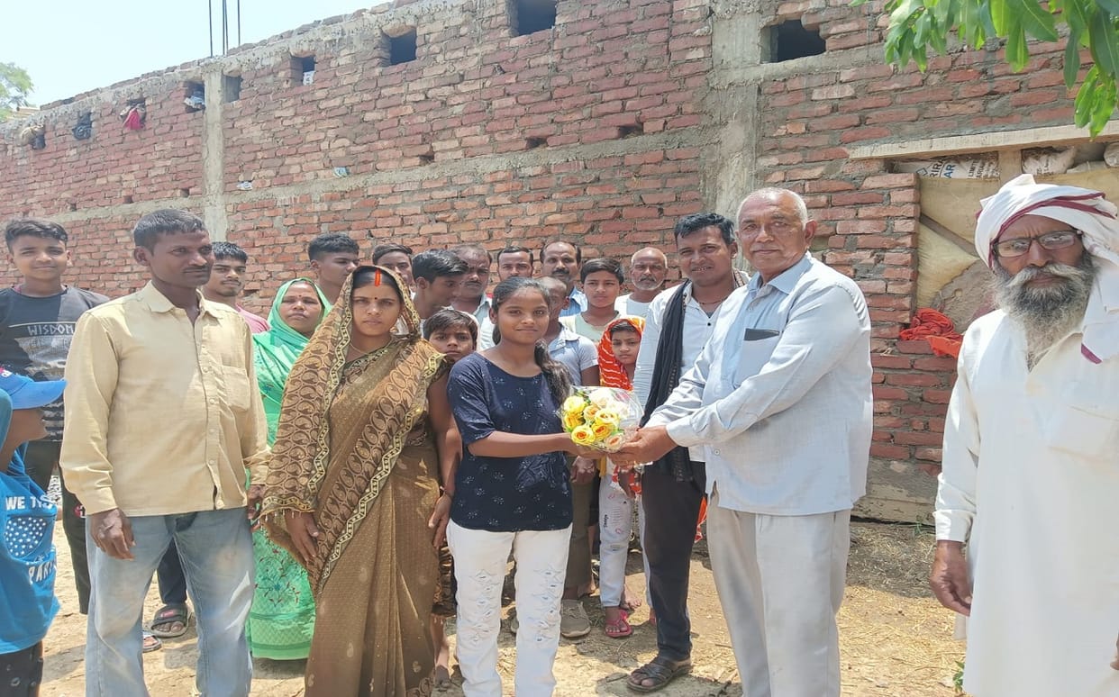 UP Board Result Sonbhadra district topper daughter lives in Pradhan Mantri Awas Yojana  studies even in mobile light
