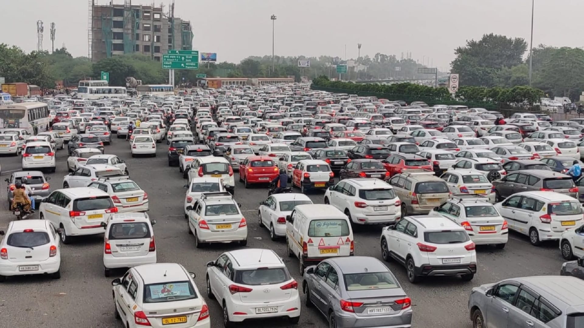 Bharat Bandh in Delhi Today: Agneepath Scheme Protest, Heavy Traffic Jam in Delhi Gurugram and Rahul Gandhi ED Probe