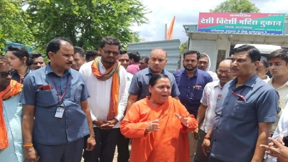 Liquor Ban in MP: Uma Bharti removed the saffron flag at the liquor shop, reached the Jam Sanwali Hanuman temple in Chhindwara