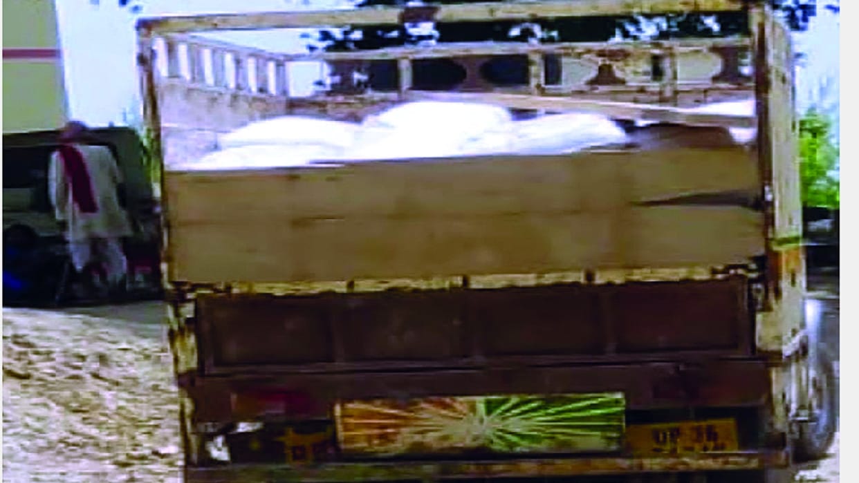 Pratapgarh: The headmaster reached the rice mill with thirty three quintals of mid-day meal, villagers caught