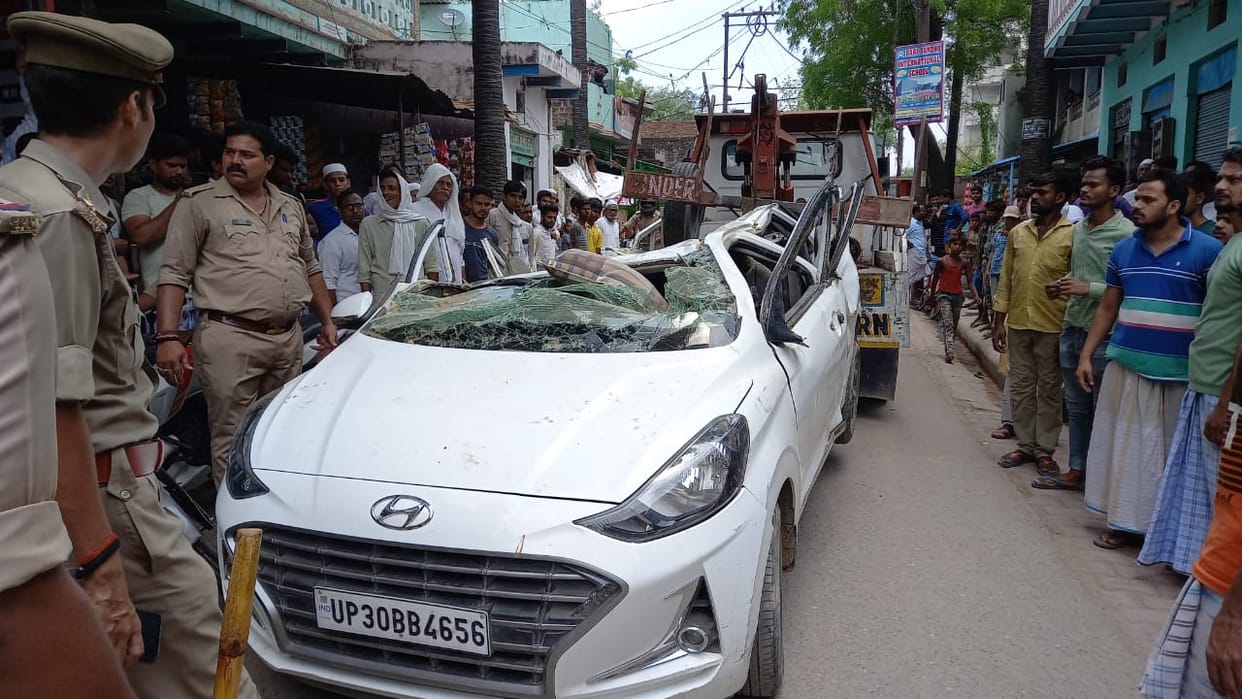 Accident in varanasi balcony of house fell down on moving car 10 injured including husband and wife they were going to  hospital