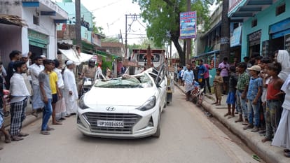 Accident in varanasi balcony of house fell down on moving car 10 injured including husband and wife they were going to  hospital