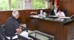 23-कैथल। कार्यलय में डॉ. संगीता तेतरवाल से मुलाकात करते हुए स्वर्ण पदक विजेता शमशेर सिंह।
