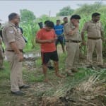 जांच करती पुलिस।