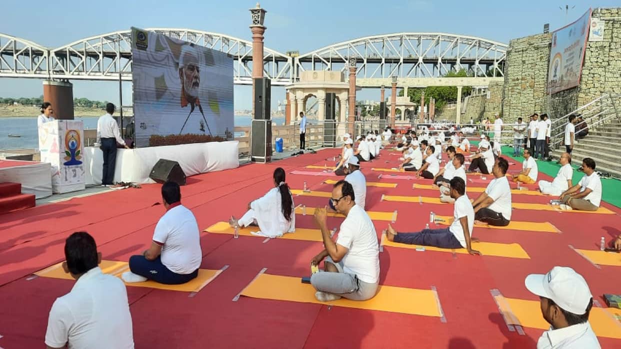 Yoga in Varanasi Thousands of people did yoga together, special programs organized at the ghats