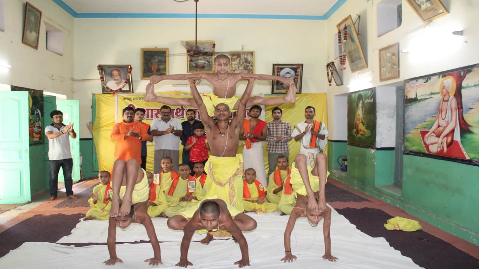 Yoga in Varanasi Thousands of people did yoga together, special programs organized at the ghats