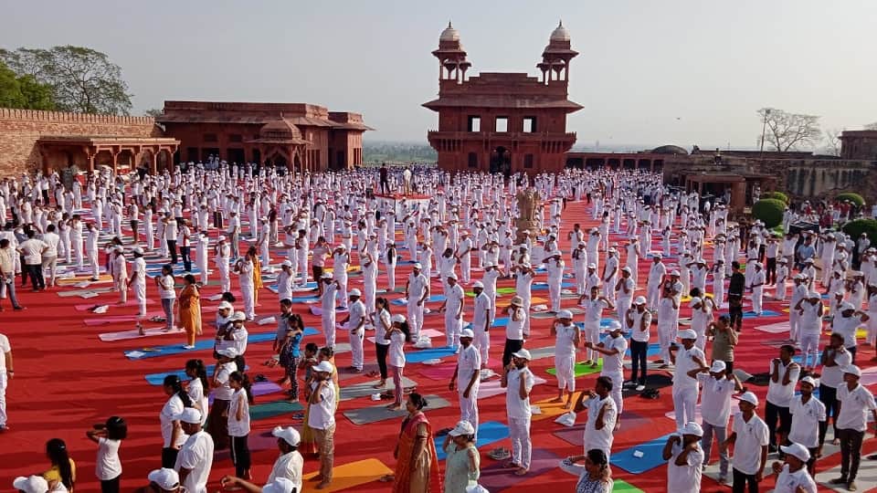 International Yoga Day 2022 Public Officials And Leaders Done Yoga panch mahal taj mahal agra news