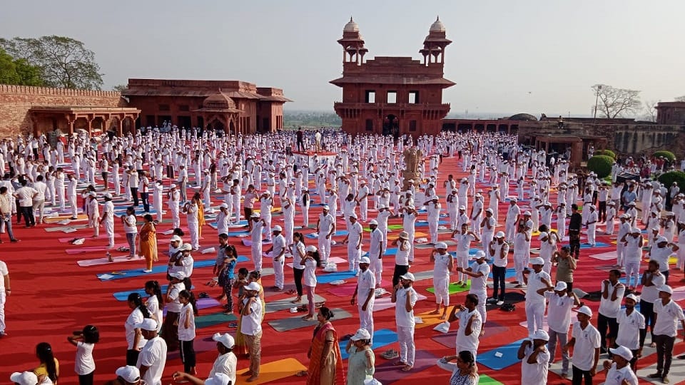 International Yoga Day 2022 Public Officials And Leaders Done Yoga panch mahal taj mahal agra news