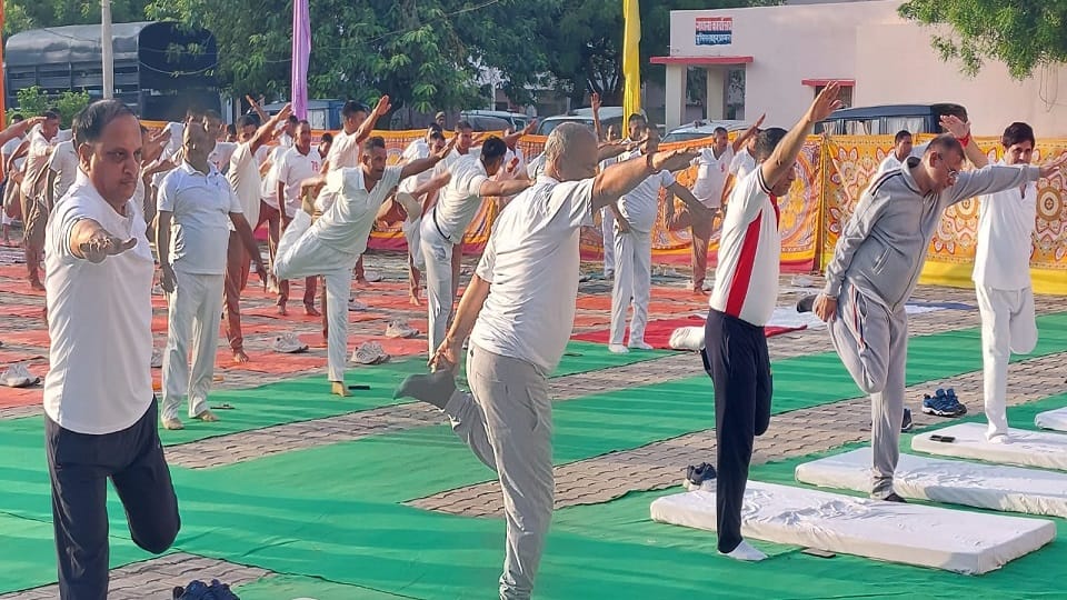 International Yoga Day 2022 Public Officials And Leaders Done Yoga panch mahal taj mahal agra news